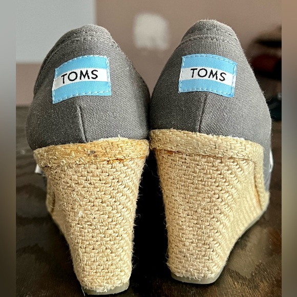 Grey Tom’s wedge sandals 7 1/2 - Picture 3 of 4